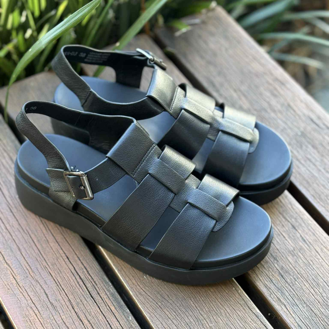 Django & Juliette Sawyera - Black Black