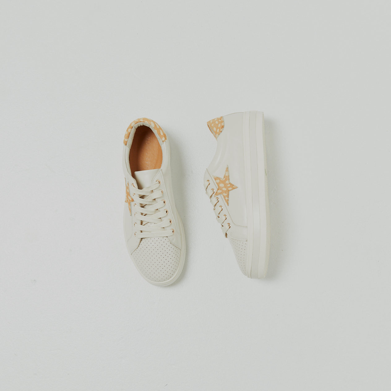 Platform sneaker in cream with Tan deer print star detail