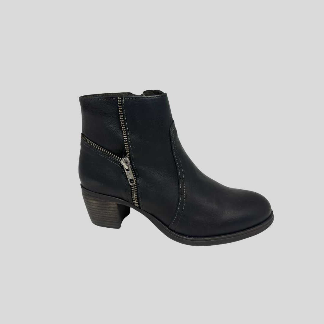 black womesn boots by Zeta Shoes